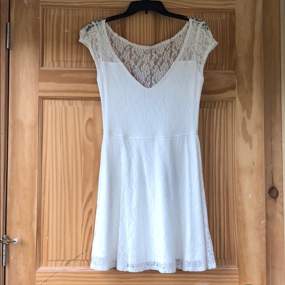 Hollister Dresses & Skirts - Size medium brand new white Hollister dress.